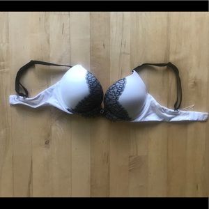 2 Victoria Secret bras